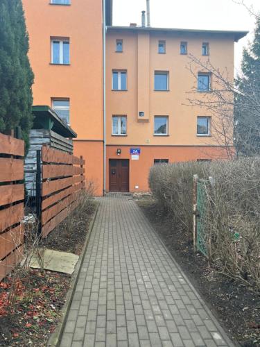 una pasarela de ladrillo frente a un edificio en Blisko Teatru 2 en Wałbrzych