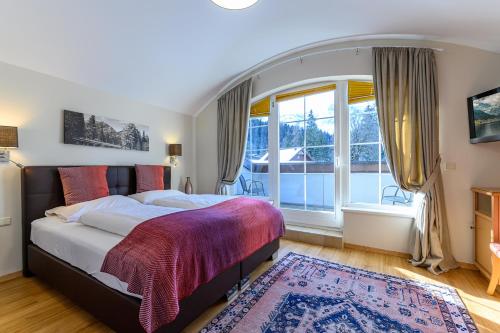 1 dormitorio con cama y ventana grande en Appartementhaus Tristenau, en Pertisau