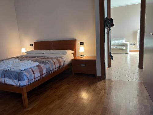 a bedroom with a bed and a table with two lamps at La Roggia in Thiene