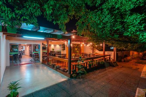 a restaurant with tables and chairs outside at night at Pousada Jardim do Lago in Cascavel