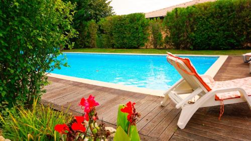 巴爾奇克的住宿－Вила Афина - Villa Afina，游泳池旁的一把椅子