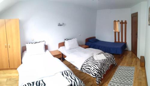 a room with two beds with zebra pillows at Casa Terzea in Râşnov