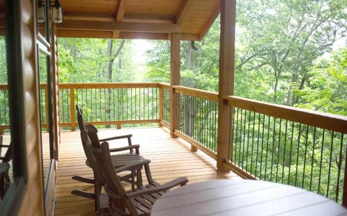 Μπαλκόνι ή βεράντα στο Cricket Hill Treehouse C by Amish Country Lodging