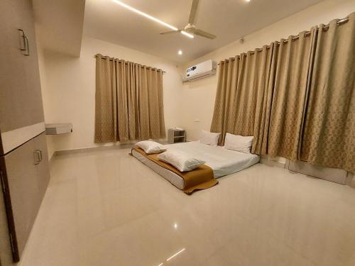 Ένα ή περισσότερα κρεβάτια σε δωμάτιο στο Srirangam Service Apartment