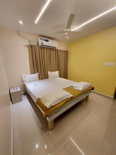 Ένα ή περισσότερα κρεβάτια σε δωμάτιο στο Srirangam Service Apartment