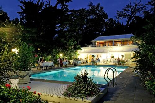 The swimming pool at or close to Hôtel Parc Victoria