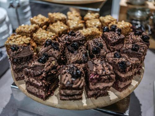 une assiette de brownies et autres desserts sur une table dans l'établissement Hotel Europa Starachowice, à Starachowice