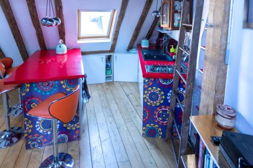 - une cuisine avec comptoir rouge dans une pièce dans l'établissement Spacious Apartment Near The Palais Garnier, à Paris