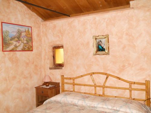 1 dormitorio con cama y espejo en la pared en Lo Scoiattolo, en Ventimiglia