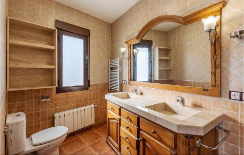 A bathroom at Lovely Home In Galera With Kitchenette