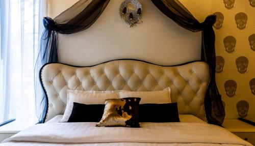 En eller flere senge i et værelse på HIDDEN BANK: First Million