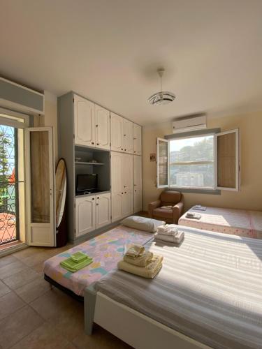 Un dormitorio con una cama grande con toallas. en CASA MIMOSA: relax, vista mare, parcheggio gratis, en San Remo