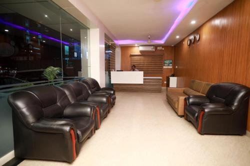 The lobby or reception area at Hotel Shams Inn