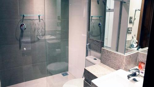 Bilik mandi di Plaza Spania Boutique Hotel