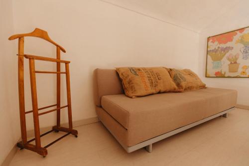 トリノにあるCasadama Guest Apartmentのソファと木製のはしご付きの部屋