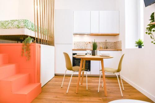une petite cuisine avec une table et des chaises dans l'établissement Le Vauban - Hauteur de Marseille proche de NDG, à Marseille