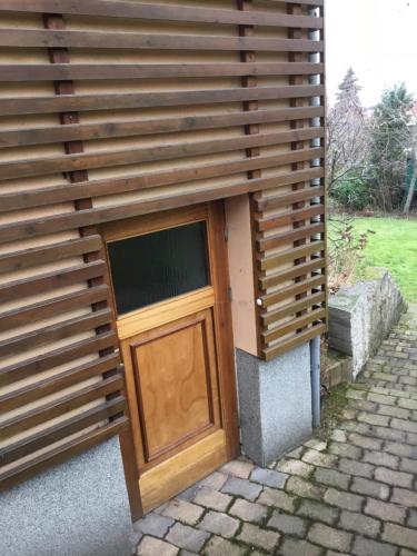 una puerta de madera en el lateral de un edificio en Ferienwohnung Wald-Stadt-Blick, en Erfurt