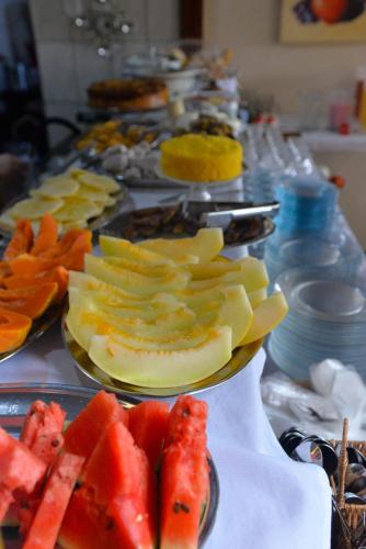 un buffet de fromage et de fruits sur une table dans l'établissement Pousada A Flor da Terra, à Arraial d'Ajuda