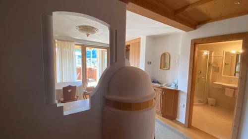 Zimmer mit einem Bad mit einem Waschbecken und einem Spiegel in der Unterkunft Apartments Almiva in Kastelruth