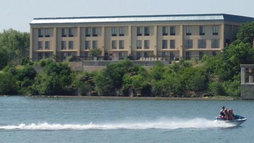 un grupo de personas en un barco en el agua en Hidden Falls Inn, en Marble Falls