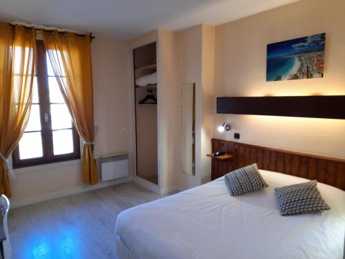 Кровать или кровати в номере Contact Hotel de France