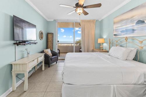 Postel nebo postele na pokoji v ubytování Beach Club 203B- Bristol