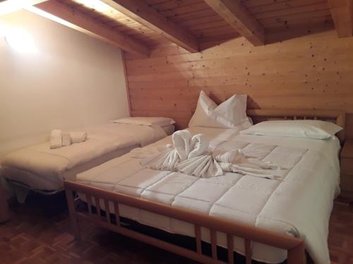 Ένα ή περισσότερα κρεβάτια σε δωμάτιο στο Appartamenti DOLOMITI
