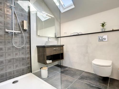 a bathroom with a toilet and a sink and a shower at Résidence L'Hermitière, CADRE VERDOYANT-FONCTIONNEL-GRAND CONFORT-PARKING WIFI GRATUIT in Saint-Même-le-Tenu