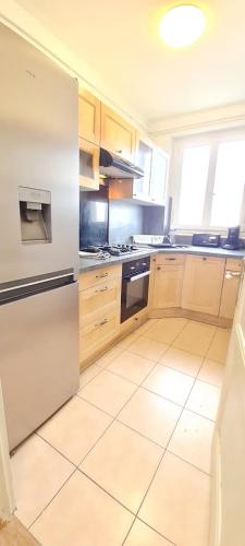 Il comprend une cuisine équipée d'un réfrigérateur. dans l'établissement Superbe appartement proche de toutes commodités., à Clermont-Ferrand