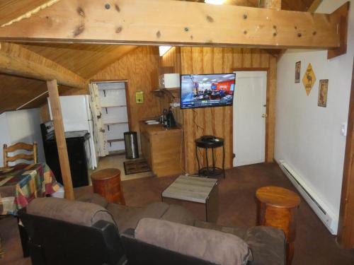 Yellowstone Motel - Adults Only - All rooms have kitchensにあるテレビまたはエンターテインメントセンター
