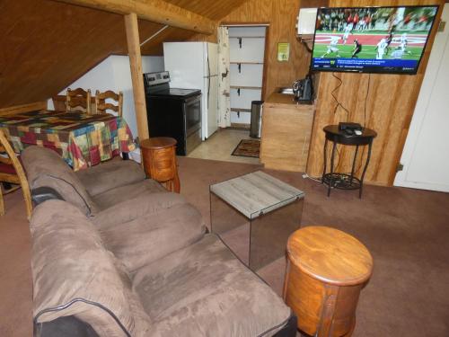 Yellowstone Motel - Adults Only - All rooms have kitchensにあるテレビまたはエンターテインメントセンター