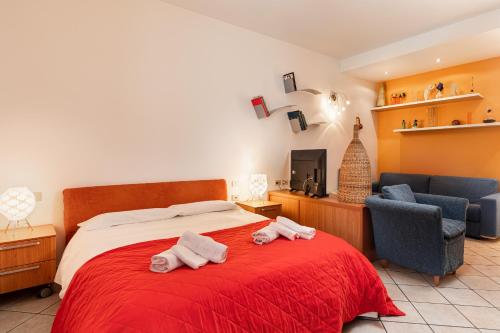 ein Schlafzimmer mit einem Bett mit zwei Handtüchern darauf in der Unterkunft Casa Vacanze Alessandro 1 in Greve in Chianti