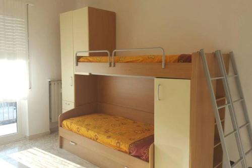 - une chambre avec 2 lits superposés et une échelle dans l'établissement Albenga sul mare famiglie ed amici fino 10 posti, à Albenga