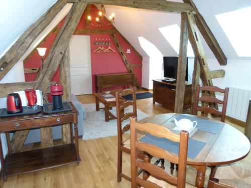 - une chambre avec une table et des chaises dans l'établissement Le Grand Saint-Marc, à Vendôme