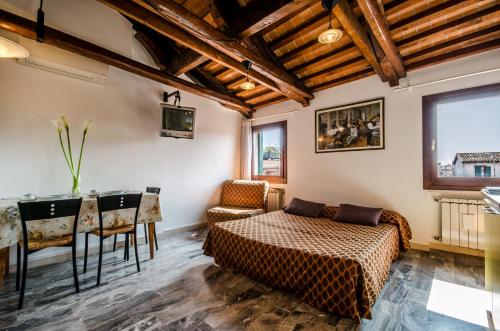 a bedroom with a bed and a table and chairs at Hotel Ariel Silva in Venice