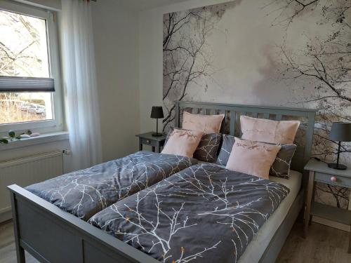Un dormitorio con una cama grande con almohadas rosas. en Helles modern eingerichtetes Apartment, en Halle an der Saale