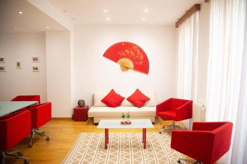 a living room with a couch and red chairs at SAN MARCOS in Almansa