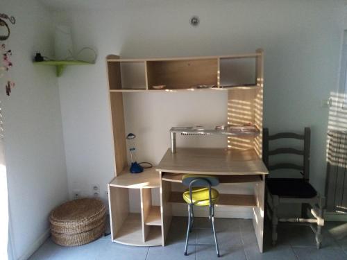 een kleine kamer met een bureau en een stoel bij LA KAYODE in Richerenches