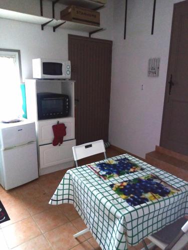 een kamer met een keuken met een bed en een magnetron bij LA KAYODE in Richerenches