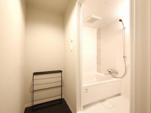 札幌的住宿－LESTEL MARU Sapporo Maruyama - Vacation STAY 15371v，带淋浴和盥洗盆的白色浴室