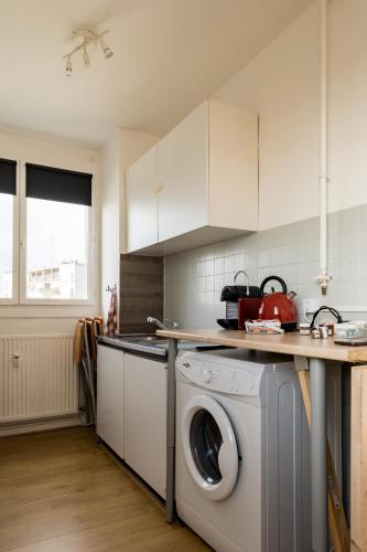 une cuisine avec un lave-linge et un comptoir dans l'établissement Studio d'exception en hyper centre, Sweetloc Immo, à Lille