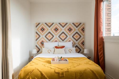 une chambre avec un lit avec un couvre-lit jaune dans l'établissement Studio d'exception en hyper centre, Sweetloc Immo, à Lille