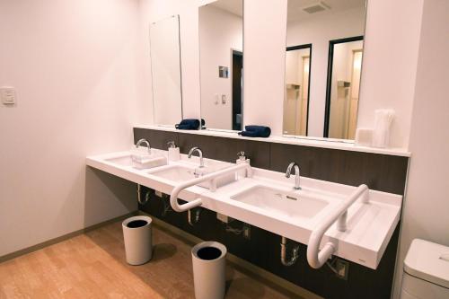 a bathroom with two sinks and two mirrors at Manabiamu 4F - Vacation STAY 43664v in Maizuru