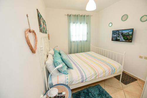 1 dormitorio pequeño con 1 cama en una habitación en shohamseaview en Eilat