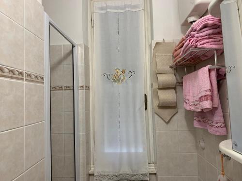 una doccia con porta in vetro in bagno di La Maison di Francesco a Genova