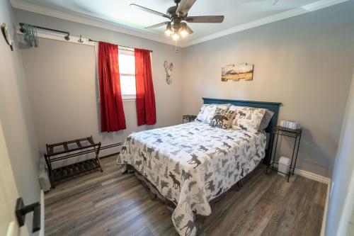 a bedroom with a bed and a ceiling fan at Roscoe Cabin Pet friendly in Roscoe