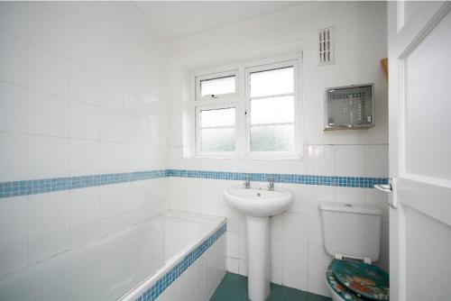 y baño con bañera, lavabo y aseo. en London comfy doubles en Londres