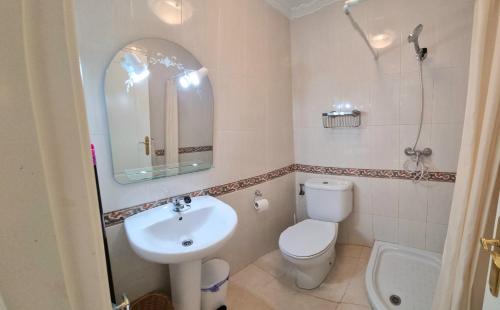 Et badeværelse på Poolside 2 Bedroom 2 Bathroom Apt, Ultra Fast Wi-Fi & Terrace