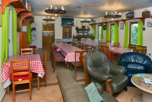 Reštaurácia alebo iné gastronomické zariadenie v ubytovaní Nyakigláb Villa