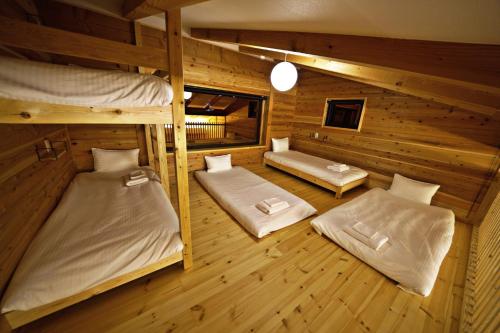 飯山市にあるTombi Lodge - Vacation STAY 14464vの二段ベッド2組が備わる客室で、オーバーヘッドビューを楽しめます。